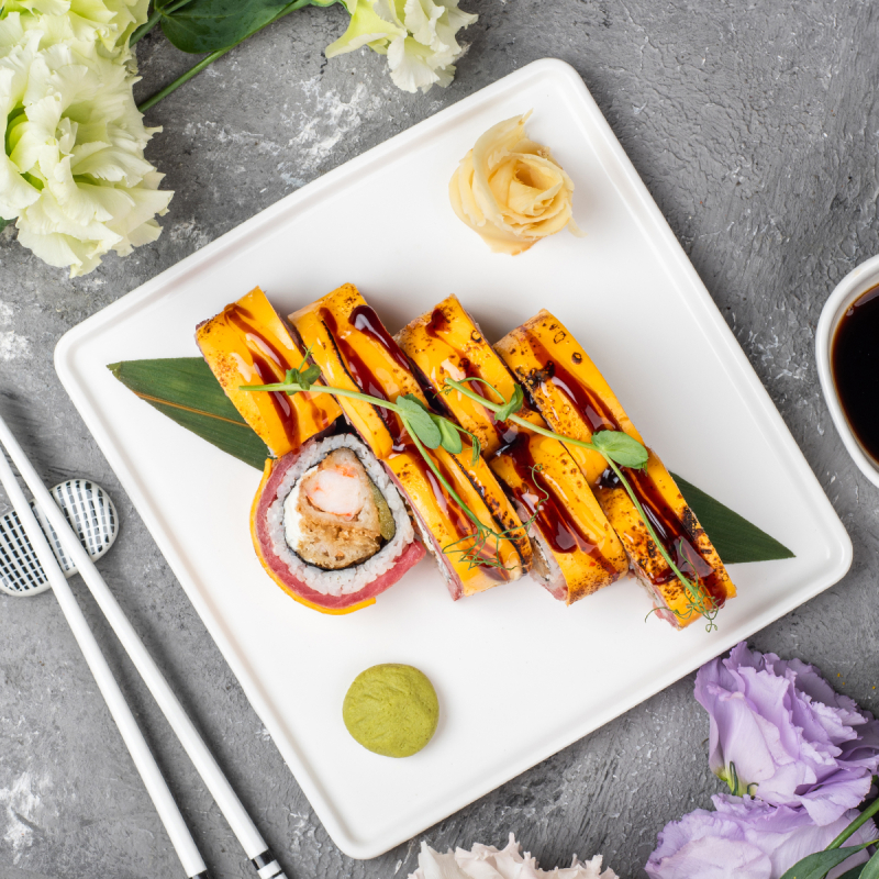 Сирний рол з тунцем і креветкою темпура 