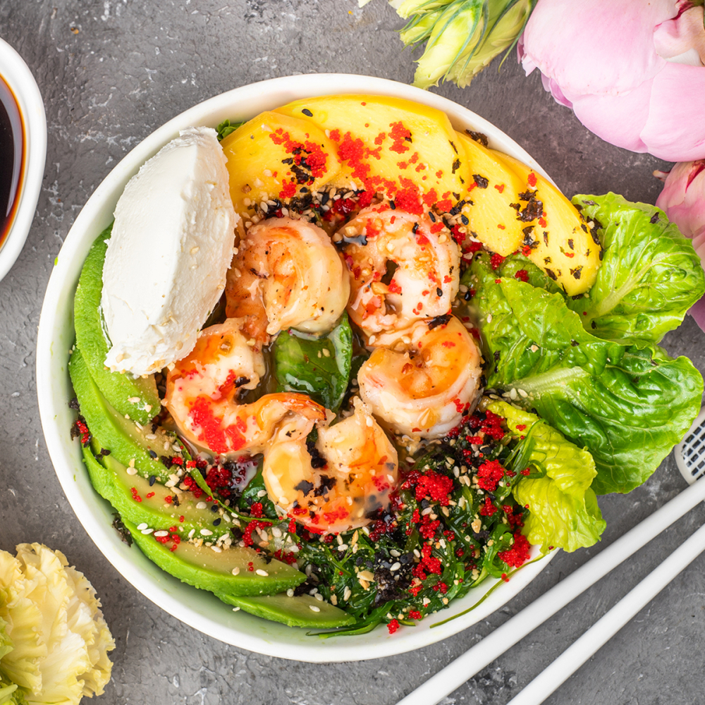 Поке з креветкою, манго та крем-сиром