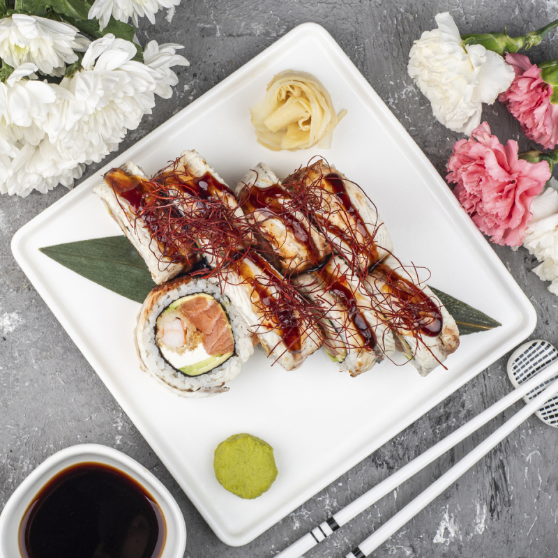 Великий рол з лососем, вугром та креветкою