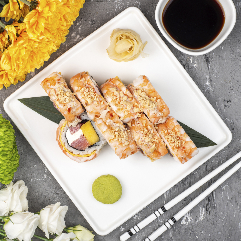 Великий рол з креветкою, сиром та копченим тунцем