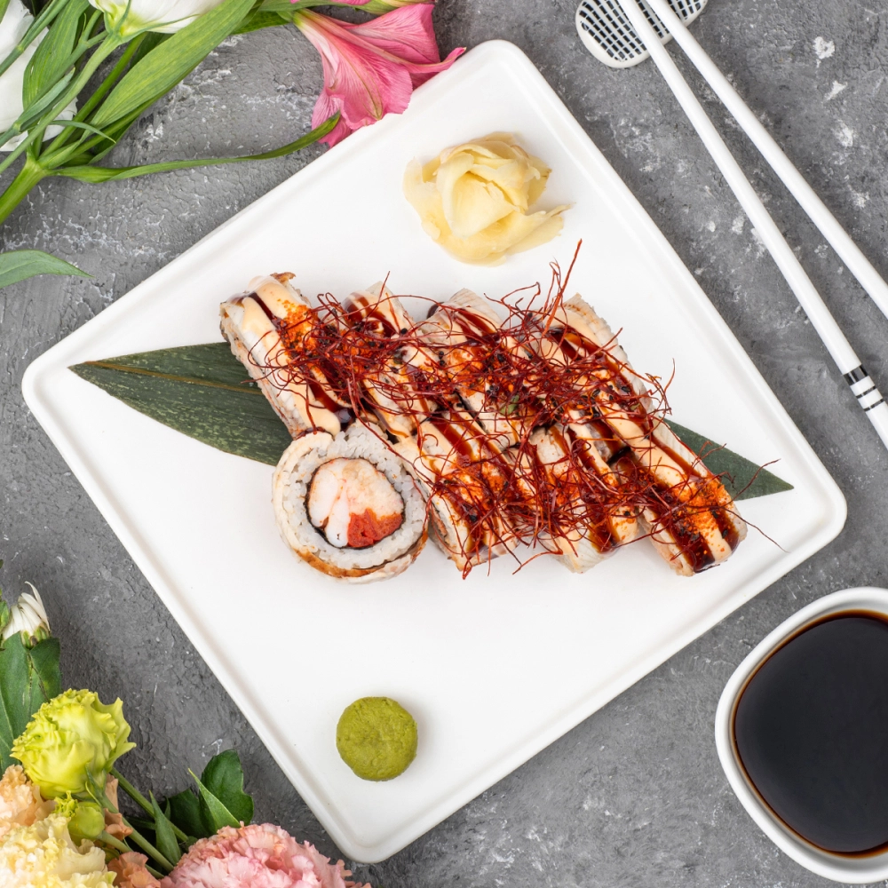 Гострий рол з вугром, креветкою та сніжним крабом